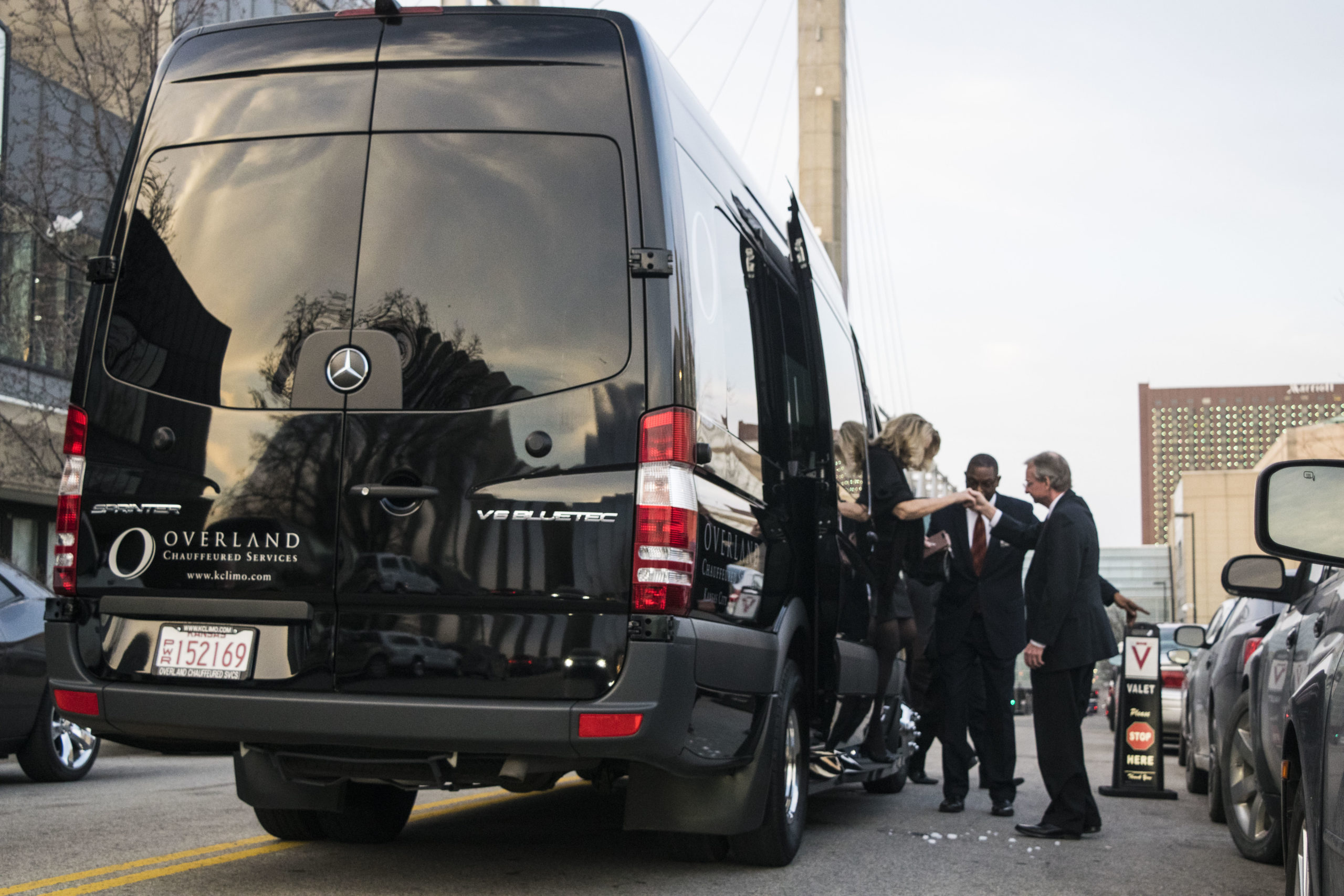 5 Things You Should Ask Before Hiring a Luxury Transportation